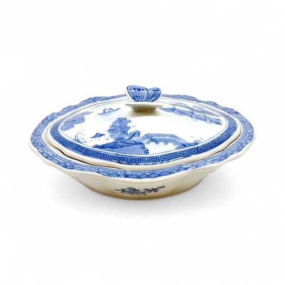 Blue Willow Transferware Covered Dish Tureen Butterfly Handle Chinese Export - Picture 1 of 12